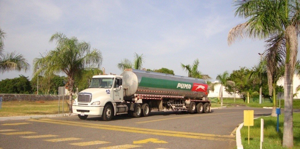 Camión cisterna de RIPSA transportando productos químicos y solventes