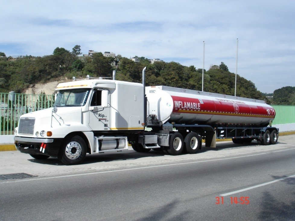 Camión cisterna de RIPSA transportando hidrocarburos