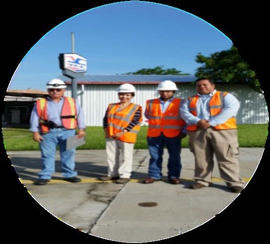 Personal con equipo de protección personal en instalaciones