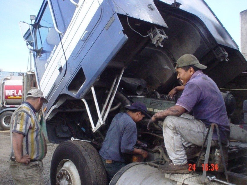 Mantenimiento preventivo a unidad de transporte en taller