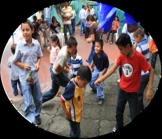 Niños participando en actividad comunitaria de apoyo social